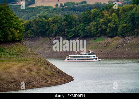 L'Edersee, vicino a Waldeck, il terzo bacino idrico più grande della Germania, ha attualmente solo poco meno del 13% del suo livello normale, il lago è stato l'ultimo a riempirsi Foto Stock