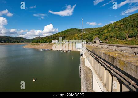 L'Edersee, vicino a Waldeck, il terzo bacino idrico più grande della Germania, ha attualmente solo poco meno del 13% del suo livello normale, il lago è stato l'ultimo a riempirsi Foto Stock