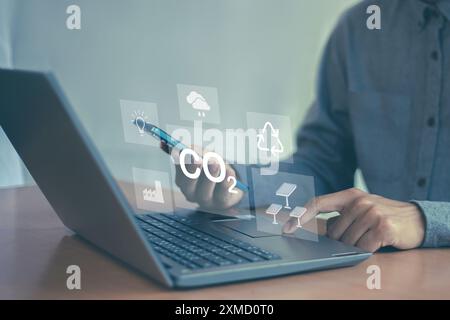 Il concetto di emissioni zero di carbonio riduce le emissioni di CO2, riducendo il riscaldamento globale. Obiettivo di zero emissioni nette di carbonio 2050 Foto Stock