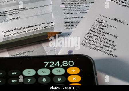 Immagine simbolica della dichiarazione dei costi di servizio, della dichiarazione dei costi di riscaldamento, dei costi di noleggio, dell'elenco dei costi di noleggio accessori Foto Stock