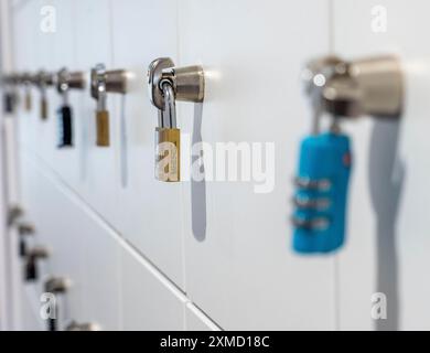 Armadietti, in un centro di formazione, scomparti con serratura e lucchetti Foto Stock