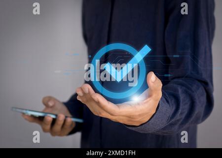 Garanzia di qualità, garanzia standard ISO, uomo d'affari che lavora con servizi informatici, concetto di certificazione di qualità, standard Foto Stock