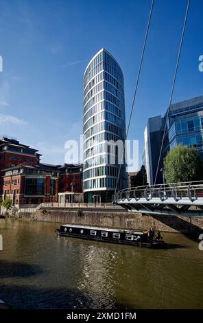 Giornata del cielo blu a Bristol Temple Quay Foto Stock