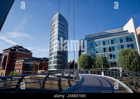 Giornata del cielo blu a Bristol Temple Quay Foto Stock