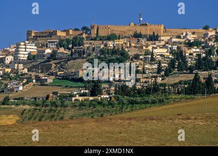 Tunisia, le Kef. La cittadella sopra la città domina la zona. Notate la giustapposizione della moderna torre delle comunicazioni e del forte secolare Foto Stock