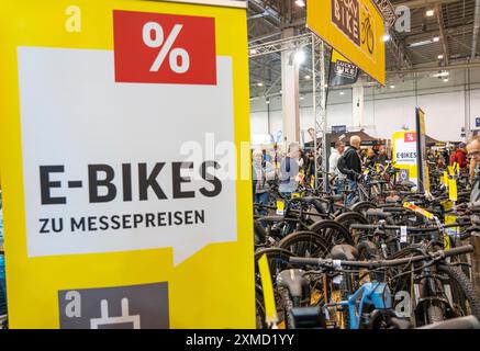 Fahrrad Essen, fiera pubblica nelle sale di Messe Essen, rivenditori e produttori mostrano tutto ciò che riguarda biciclette, biciclette elettriche, accessori, Nord Foto Stock