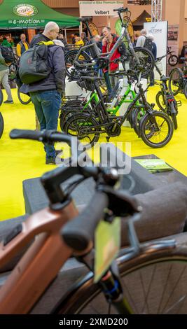 Fahrrad Essen, fiera pubblica nelle sale di Messe Essen, rivenditori e produttori mostrano tutto ciò che riguarda biciclette, biciclette elettriche, accessori, Nord Foto Stock