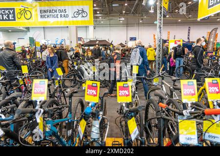 Fahrrad Essen, fiera pubblica nelle sale di Messe Essen, rivenditori e produttori mostrano tutto ciò che riguarda biciclette, biciclette elettriche, accessori, Nord Foto Stock