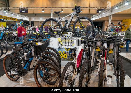 Fahrrad Essen, fiera pubblica nelle sale di Messe Essen, rivenditori e produttori mostrano tutto ciò che riguarda biciclette, biciclette elettriche, accessori, Nord Foto Stock