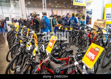 Fahrrad Essen, fiera pubblica nelle sale di Messe Essen, rivenditori e produttori mostrano tutto ciò che riguarda biciclette, biciclette elettriche, accessori, Nord Foto Stock