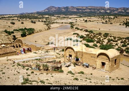 Tunisia, le Kef. Hammam Mellegue, bagni dell'era romana sulla sinistra, casa di Caretaker sulla destra. Foto Stock