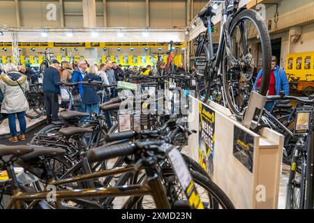 Fahrrad Essen, fiera pubblica nelle sale di Messe Essen, rivenditori e produttori mostrano tutto ciò che riguarda biciclette, biciclette elettriche, accessori, Nord Foto Stock