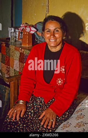 Tunisia, le Kef. Hammam Mellegue, bagni dell'era romana. Moglie di Caretaker of Baths. Foto Stock