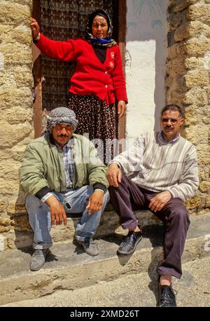 La Tunisia, Le Kef. Hammam Mellegue, epoca romana bagni. Custode (sinistra), moglie e amico. Foto Stock