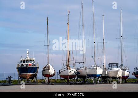 Barche, barche a vela stese, svernano nel porto di Norddeich, bassa Sassonia, Germania Foto Stock