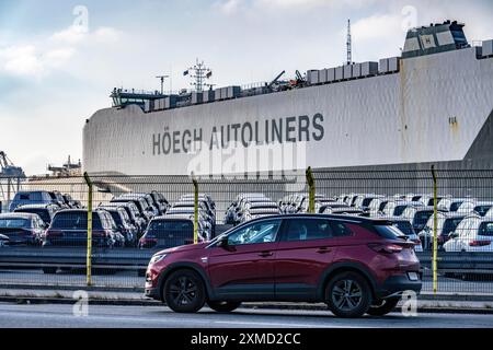 La compagnia norvegese Hoeegh Trapper, nel terminal delle auto nel porto marittimo di Bremerhaven, può trasportare fino a 8500 auto, importando veicoli stranieri Foto Stock