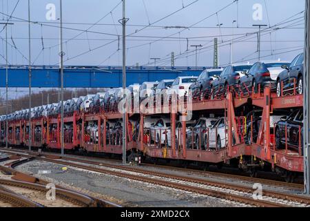 Treno auto, treno merci in viaggio per il terminal auto nel porto marittimo di Bremerhaven, nuove auto tedesche per l'esportazione all'estero, Bremerhaven, Brema, Germania Foto Stock