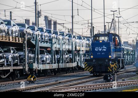 Treno auto, treno merci in viaggio per il terminal auto nel porto marittimo di Bremerhaven, nuove auto tedesche per l'esportazione all'estero, Bremerhaven, Brema, Germania Foto Stock