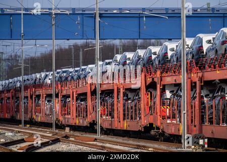 Treno auto, treno merci in viaggio per il terminal auto nel porto marittimo di Bremerhaven, nuove auto tedesche per l'esportazione all'estero, Bremerhaven, Brema, Germania Foto Stock