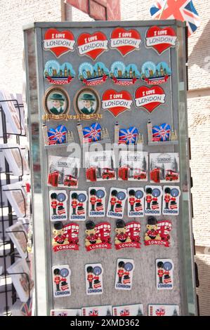 Fridge Magnets; negozio di souvenir, Baker Street, City of Westminster, Londra, Inghilterra, Regno Unito Foto Stock