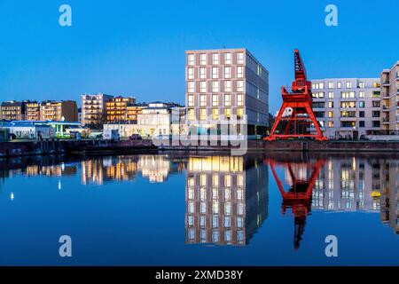 Nuovo porto, bacino portuale, quartiere portuale, edifici residenziali, edifici per uffici, porticciolo e nave museo, parte del Harbour Worlds, in Foto Stock