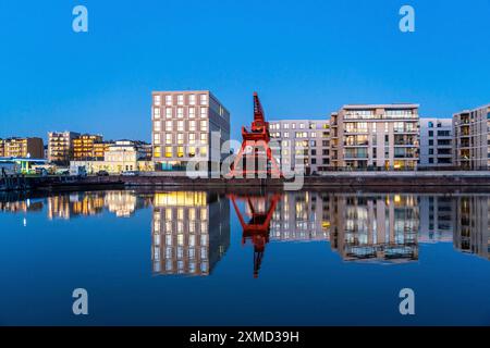 Nuovo porto, bacino portuale, quartiere portuale, edifici residenziali, edifici per uffici, porticciolo e nave museo, parte del Harbour Worlds, in Foto Stock