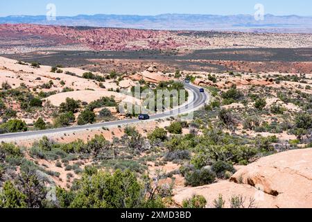 La Windows Road che si snoda nel deserto nel Parco Nazionale di Arches, vista dal punto panoramico Garden of Eden - Moab, Utah Foto Stock