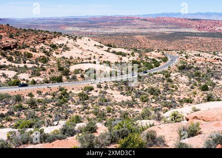 La Windows Road che si snoda nel deserto nel Parco Nazionale di Arches, vista dal punto panoramico Garden of Eden - Moab, Utah Foto Stock