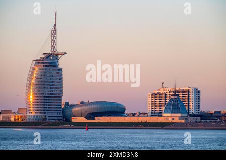 Skyline di Bremerhaven, vista sul Weser, l'Atlantic Sail City Hotel, KlimaHaus, i grattacieli del Columbus Centre, a Bremerhaven, Brema, Germania Foto Stock