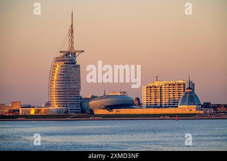 Skyline di Bremerhaven, vista sul Weser, l'Atlantic Sail City Hotel, KlimaHaus, i grattacieli del Columbus Centre, a Bremerhaven, Brema, Germania Foto Stock