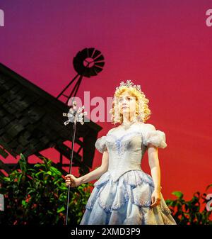 Helen Dallimore (Glinda) in WICKED at the Apollo Victoria, Londra SW1 27/09/2006 musica e testi: Stephen Schwartz libro: Winnie Holzman basato sul romanzo di Gregory Maguire scenografia: Eugene Lee costumi: Susan Hilferty illuminazione: Kenneth Posner messa in scena musicale: Wayne Cilento regista: Joe mantello Foto Stock