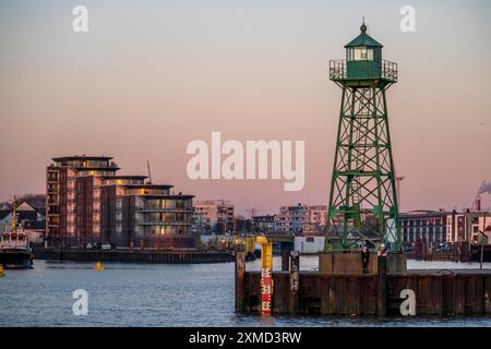 Skyline di Bremerhaven, vista sul Weser, faro alla foce del Geeste, porto del traghetto Weser, segno di navigazione, Brema, Germania Foto Stock