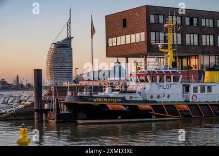 Skyline di Bremerhaven, vista sul Weser, Atlantic Sail City Hotel, KlimaHaus, nave pilota nell'estuario di Geeste, a Bremerhaven, Brema, Germania Foto Stock