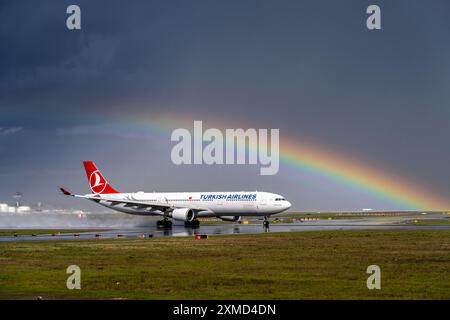 Turkish Airlines Airbus A330-303, TC-JOJ, sulla pista ovest, Rainbow, Aeroporto di Francoforte sul meno, fra, Assia, Germania Foto Stock