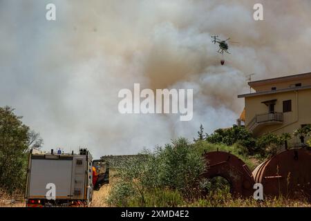 L'elicottero è visto operare durante l'incendio che si stava avvicinando alle case. Gli incendi in fiamme in Sicilia. Con l'aumento delle temperature e l'espansione della terraferma, l'isola del Mediterraneo soffre della crescente allerta di incendi più vicini alle città e ai centri turistici. Il 20 luglio un incendio si è diffuso da una valle vicina alla periferia di Castellammare del Golfo, nota località turistica. Le fiamme arrivarono vicino alle case, ma i vigili del fuoco e le guardie forestali lo controllarono in tempo. (Foto di Antonio Cascio/SOPA Images/Sipa USA) Foto Stock