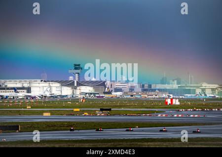 Aeroporto di Francoforte sul meno, dopo un forte temporale, arcobaleno, fra, Assia, Germania Foto Stock