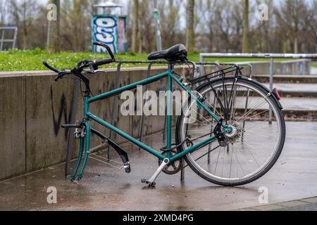 Bicicletta, incatenata a un cavalletto con un lucchetto, la ruota anteriore è stata rubata Foto Stock