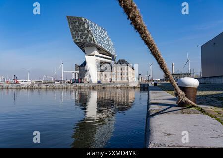 L'edificio dell'autorità portuale di Anversa, Havenhuis, ex caserma dei vigili del fuoco nel porto, ristrutturato e con una struttura in vetro annessa nel Foto Stock