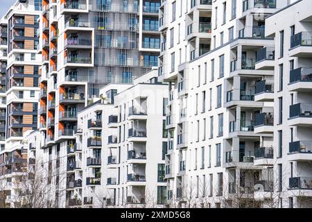 Moderno quartiere residenziale lungo Toulouser Allee, alti edifici con appartamenti e uffici, in un ex edificio ferroviario, scalo merci Foto Stock