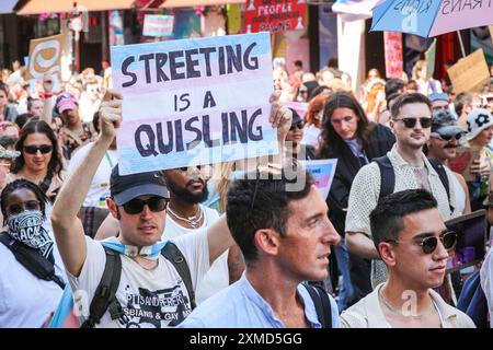 Londra, Regno Unito. 27 luglio 2024. Migliaia di persone partecipano all'annuale London Trans Pride march and Celebration, con attivisti che protestano per i diritti di genere trans e lgbt e contro la discriminazione nella società, sul posto di lavoro e nella vita pubblica. La marcia inizia nei pressi di Portland Square e prosegue lungo Regent Street, lungo Piccadilly e Wellington Arch. Crediti: Imageplotter/Alamy Live News Foto Stock