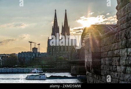 Panorama, skyline di Colonia, con la cattedrale e il ponte ferroviario, ponte Hohenzollern, sul Reno, tramonto, nave da carico, nord Foto Stock