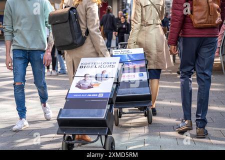 I testimoni di Geova con informazioni mobili si trovano nella zona pedonale della cattedrale di Colonia, con informazioni in varie lingue Foto Stock