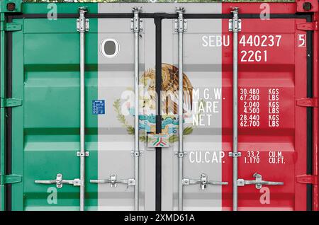 Bandiera del Messico raffigurata sulle porte metalliche del container di trasporto merci all'aperto nell'area del molo in primo piano Foto Stock