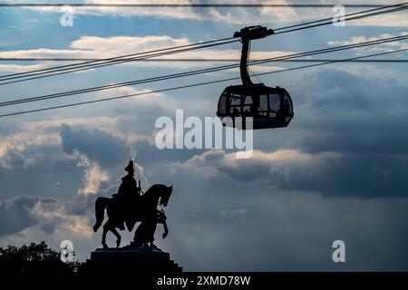 Il monumento al Kaiser Guglielmo i al Deutsches Eck, cabina della funivia di Coblenza alla fortezza di Ehrenbreitstein, Renania-Palatinato, Germania Foto Stock