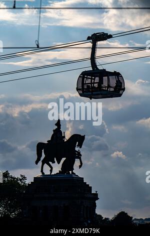 Il monumento al Kaiser Guglielmo i al Deutsches Eck, cabina della funivia di Coblenza alla fortezza di Ehrenbreitstein, Renania-Palatinato, Germania Foto Stock