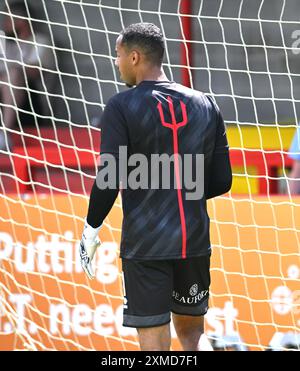 Jojo Wollacott di Crawley Town con la forcella dei Devils sulla schiena durante l'amichevole pre-stagione tra Crawley Town e Crystal Palace al Broadfield Stadium di Crawley, Regno Unito - 27 luglio 2024. Photo Simon Dack / Telephoto Images solo per uso editoriale. Niente merchandising. Per le immagini di calcio si applicano restrizioni fa e Premier League inc. Non è consentito l'utilizzo di Internet/dispositivi mobili senza licenza FAPL. Per ulteriori dettagli, contattare Football Dataco Foto Stock