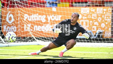 Joe Wollacott di Crawley Town durante l'amichevole pre-stagione tra Crawley Town e Crystal Palace al Broadfield Stadium di Crawley, Regno Unito - 27 luglio 2024. Foto Simon Dack / Telefoto immagini. Solo per uso editoriale. Niente merchandising. Per le immagini di calcio si applicano restrizioni fa e Premier League inc. Non è consentito l'utilizzo di Internet/dispositivi mobili senza licenza FAPL. Per ulteriori dettagli, contattare Football Dataco Foto Stock