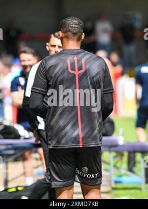 Jojo Wollacott di Crawley Town con la forcella dei Devils sulla schiena durante l'amichevole pre-stagione tra Crawley Town e Crystal Palace al Broadfield Stadium di Crawley, Regno Unito - 27 luglio 2024. Photo Simon Dack / Telephoto Images solo per uso editoriale. Niente merchandising. Per le immagini di calcio si applicano restrizioni fa e Premier League inc. Non è consentito l'utilizzo di Internet/dispositivi mobili senza licenza FAPL. Per ulteriori dettagli, contattare Football Dataco Foto Stock