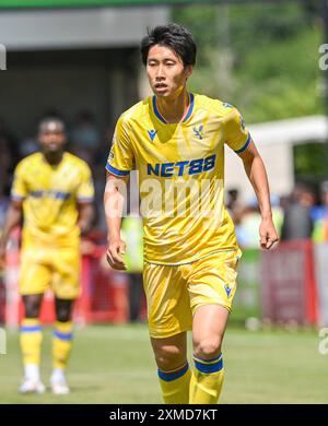 Daichi Kamada dei Crystal Palaces durante l'amichevole pre-stagione tra Crawley Town e Crystal Palace al Broadfield Stadium , Crawley , Regno Unito - 27 luglio 2024. Photo Simon Dack / Telephoto Images solo per uso editoriale. Niente merchandising. Per le immagini di calcio si applicano restrizioni fa e Premier League inc. Non è consentito l'utilizzo di Internet/dispositivi mobili senza licenza FAPL. Per ulteriori dettagli, contattare Football Dataco Foto Stock