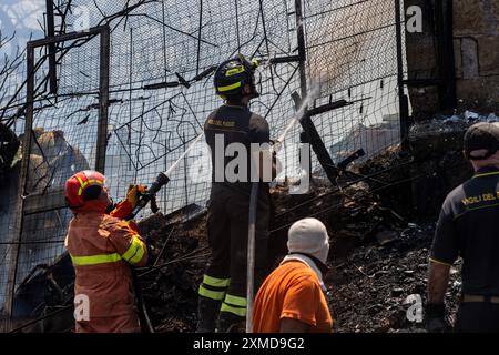 20 luglio 2024, Castellammare del Golfo, Sicilia, Italia: I vigili del fuoco sono visti durante l'operazione per spegnere l'incendio. Gli incendi in fiamme in Sicilia. Con l'aumento delle temperature e l'espansione della terraferma, l'isola del Mediterraneo soffre della crescente allerta di incendi più vicini alle città e ai centri turistici. Il 20 luglio un incendio si è diffuso da una valle vicina alla periferia di Castellammare del Golfo, nota località turistica. Le fiamme arrivarono vicino alle case, ma i vigili del fuoco e le guardie forestali lo controllarono in tempo. (Immagine di credito: © Antonio Cascio/SOPA Images via ZUMA Press Wi Foto Stock